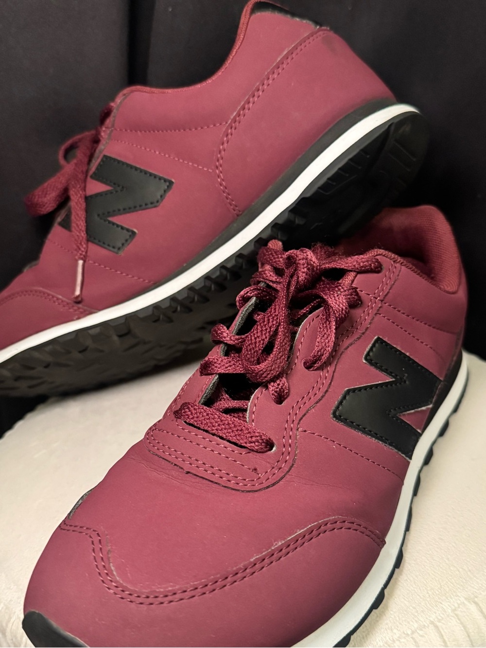 New Balance 400 Sneakers Burgandy Size 9.5 for men